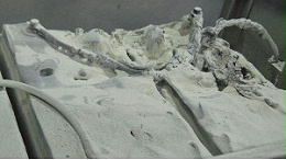 如何预防蓄电池正极板栅腐蚀现象？